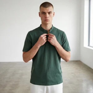 Camiseta Cuello Chino Verde Cuello Negro