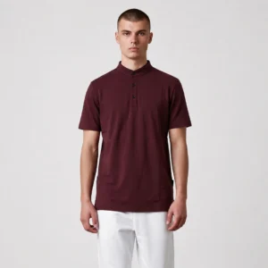 Camiseta Cuello Chino Vino Cuello Negro